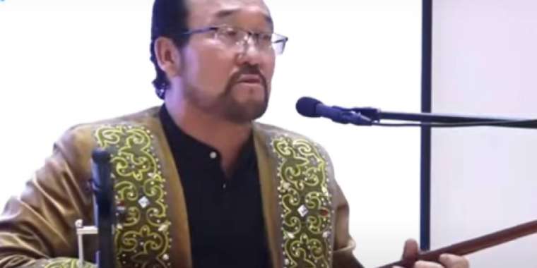 Семейлік әнші рекорд үшін 100 әнді тоқтаусыз орындайды