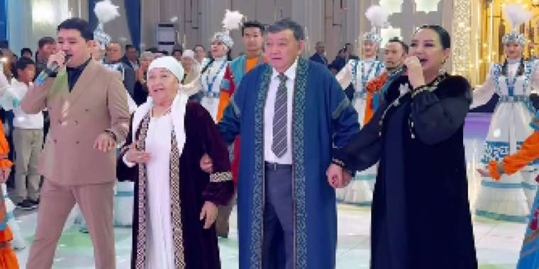 Алтынай Жорабаева ата-анасының алтын тойын дүркіретіп өткізді