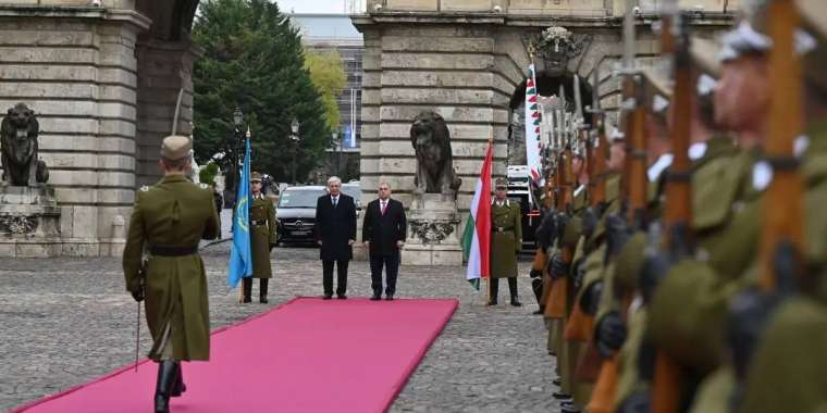 Тоқаевты Мажарстан сән-салтанатпен қарсы алды