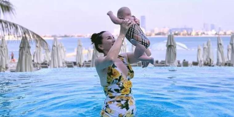 Баян Алагөзова Дубайда қыздарымен түскен суреттерін көрсетті