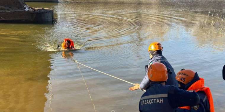 Оралда 21 жастағы қыз көпірден секіріп кетті