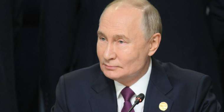 «Жоғары мәртебелі Владимир Путин мырза». Астана әуежайындағы баннер көпшіліктің ашуын туғызды