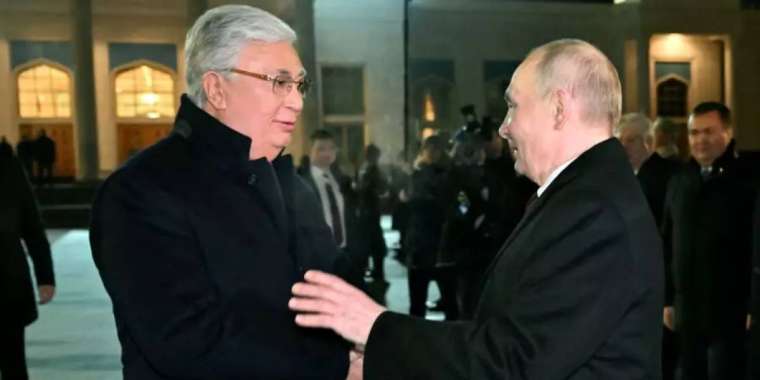 Тоқаев Путинді шығарып салды