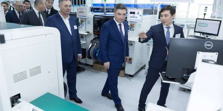 Олжас Бектенов Астанадағы өнеркәсіп жұмыстарымен танысты