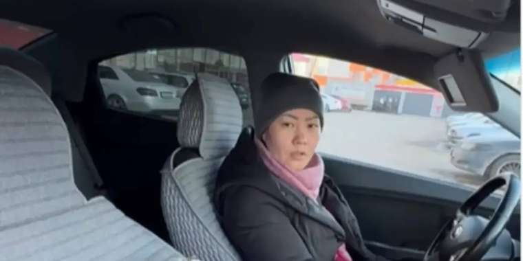 «Человек в маске» атты блогер жалғызбасты анаға пәтер сыйлады