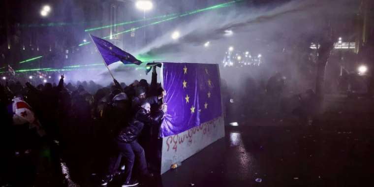 Тбилисиде наразылық тоқтамады. Жұрт алаңда баррикада қойып алған