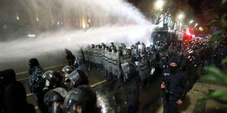 Тбилисидегі наразылық: ел Парламенті ғимаратында өрт шықты