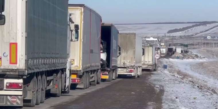 БҚО-да Ресеймен шекарада жүк көліктері кептеліп қалған