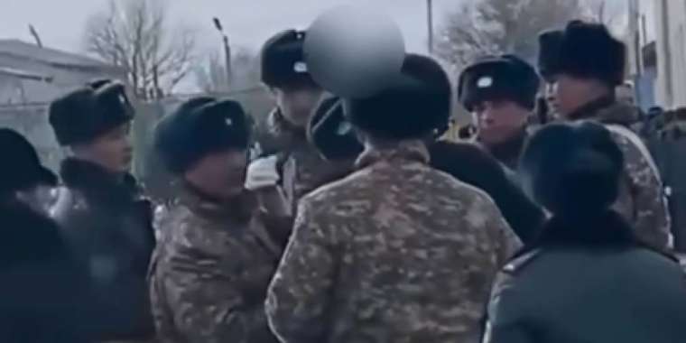 Аягөзде сарбаз көпшіліктің алдында есінен танып қалған