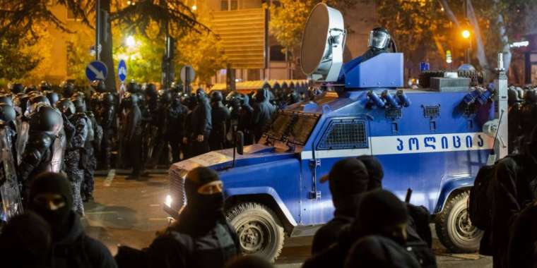 Грузияда полиция наразылық білдірушілерді күшпен таратып жатыр