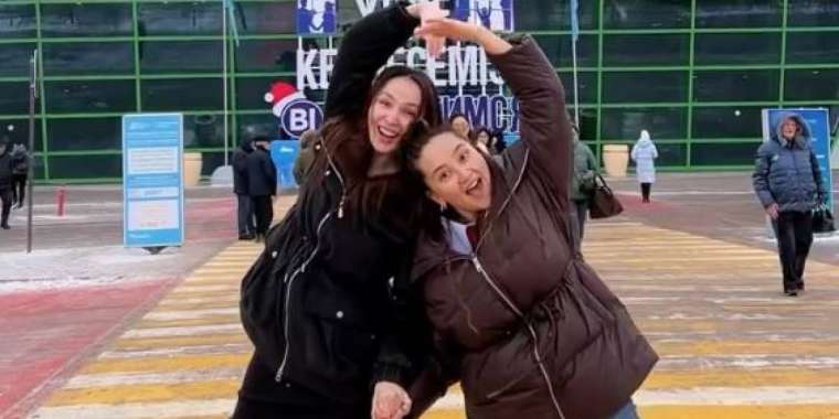 Жұлдыз Әбдікәрімова мен Салтанат Бақаеваның көшедегі биі жұртты тәнті етті