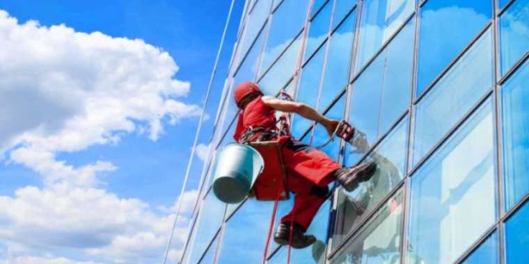 Алматыда өндірістік альпинист биіктен құлап, көз жұмды