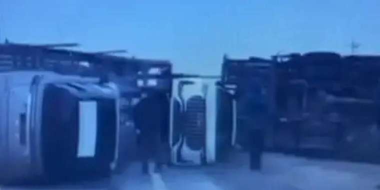 Қызылордада көліктер тиелген жүк көлігі аударылды