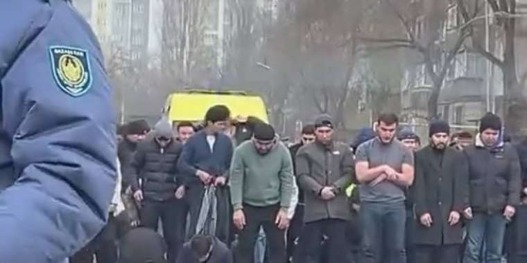 Алматыда Жұма намазында көшені жауып қалғандарға қатысты тексеру жүріп жатыр