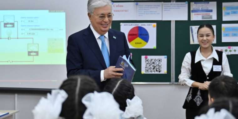 Тоқаев ауылдық мектепке автобус сыйға тартты