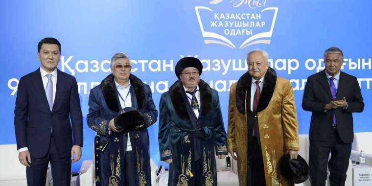 Президент Жазушылар одағының 90 жылдығымен құттықтады