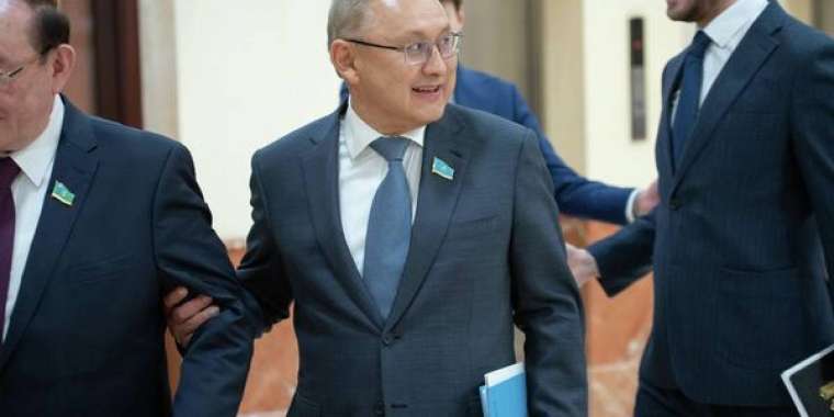 Жетісу әкімі командасымен көшіп жүретіндер туралы айтты