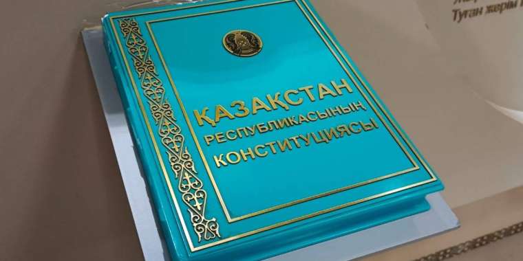 Шетелдіктерге елде тұруға рұқсат бермеу себебін түсіндірмеу заңға қайшы емес – Конституциялық сот
