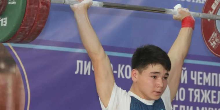 Ауыр атлет Ақжол Құрманбек әлем рекордын жаңартып, алтын жеңіп алды