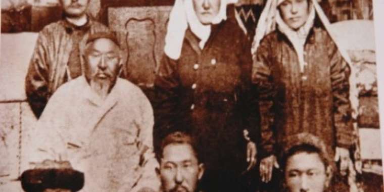 Абайдың отбасымен түскен суреті