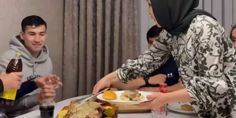 Танымал футболшы Бахтиер Зайнутдинов Айнұр Тұрсынбаеваның үйіне барды