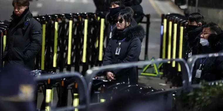 Оңтүстік Корея президенті Юн Сок Ёльді тұтқындауға тергеушілер келді