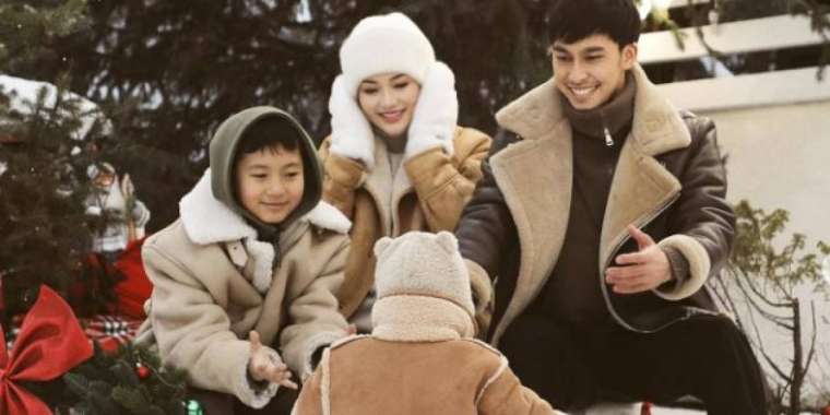 Ерке Есмахан жаңа жылдағы отбасылық суреттерін көрсетті