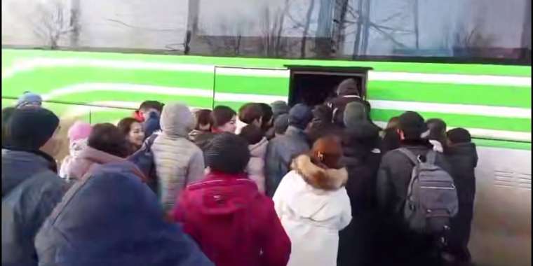 Атырау облысында автобус жолаушылары орынға таласып, бірі қолын сындырды