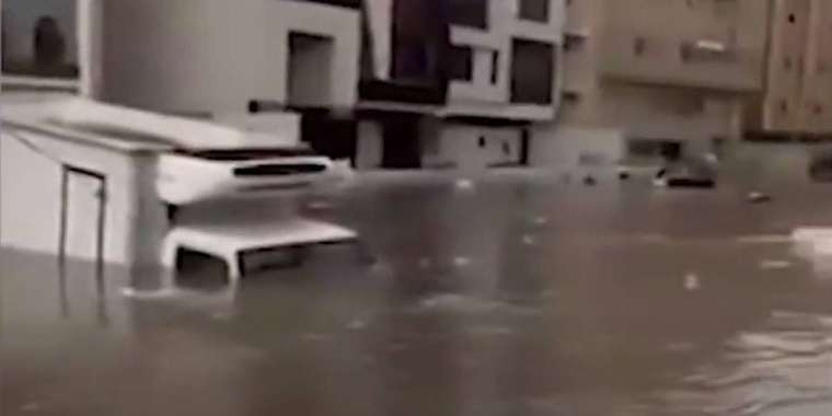 Мекке мен Мәдинада нөсер жауыннан көшелерді су басты