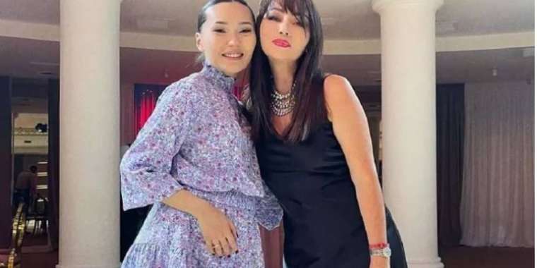 «Өзі қалағандай өмір сүреді». Айсәуле Бақытбек анасын туған күнімен құттықтады