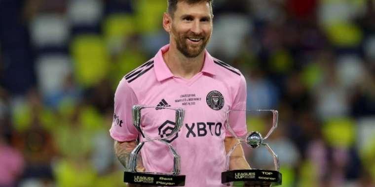 Джо Байден қызметінен кетерде Мессиге медаль табыстайды