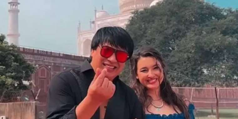 Бүркіт пен Аишаның ұлы ән шырқап көпшілікті тәнті етті