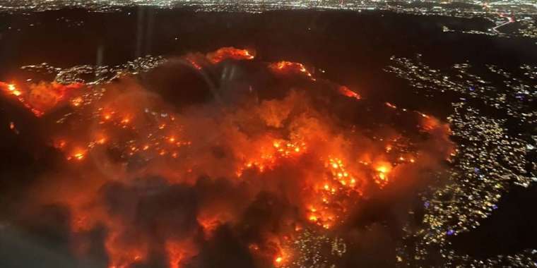 Лос-Анджелестегі өртте кемі 10 адам қаза тауып, 10 000-дай ғимараттың күлі қалған