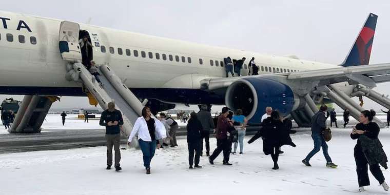 АҚШ-та ұшақта ақау шығып, 200-ден аса жолаушы эвакуацияланды (ВИДЕО)