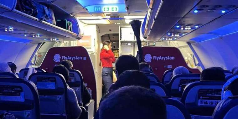 Астана-Өскемен рейсінің жолаушысы бортсерікті ұрып жіберді