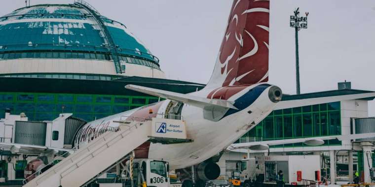 «Бортсерікті ұрып, «бомба» деп айғайлаған». Астана әуежайында тентек жолаушы ұсталды