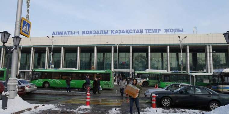 Алматы вокзалында ұйымдасқан топ Қытайдан келген тауарларды ұрлап отырған