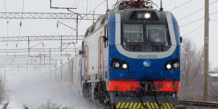 «Жолсерік пен пойыз бастығы тексерушіге күш қолданған». ҚТЖ түсініктеме берді