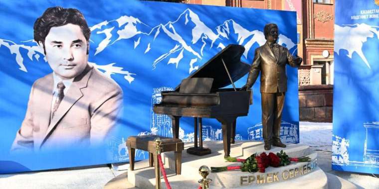 Алматыда Ермек Серкебаевтың ескерткіші ашылды