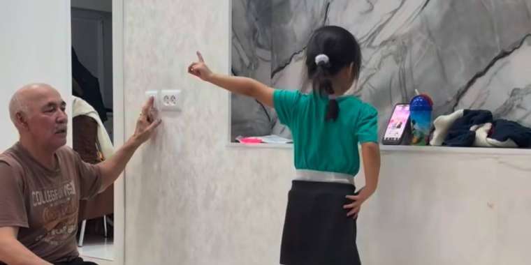 «Қазір осындай аталар аз»: желіде немересіне тренд түсіруге көмектескен ата жұртты сүйсінтті