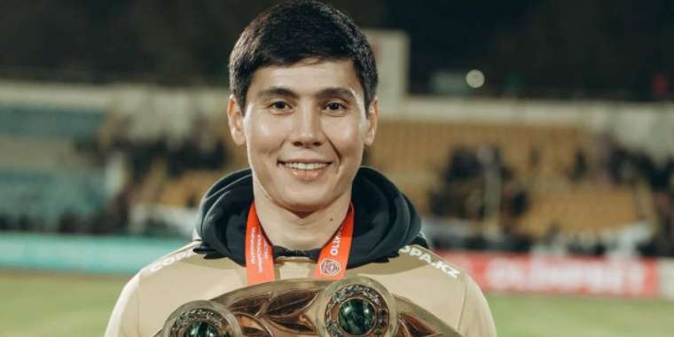 «Бір өлімнен аман қалдық»: Танымал футболшы отбасымен жол апатына түсті