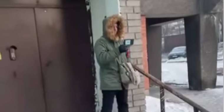 Өскеменде көршілерінің көлігін аңдып, видеоға түсірген ер адам көпшіліктің ашуын туғызды