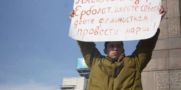 Темірлан Еңсебекті қолдағандарды полиция шетінен әкетіп жатыр