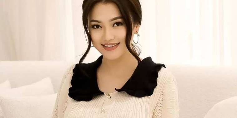 «Қазақстанға қайтып келемін»: Басы дауға қалған Ерке Есмахан оқырмандарына ақталды