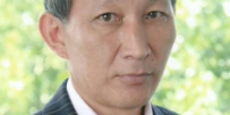 Жалаңаш аққұба суретке түсіп жатыр