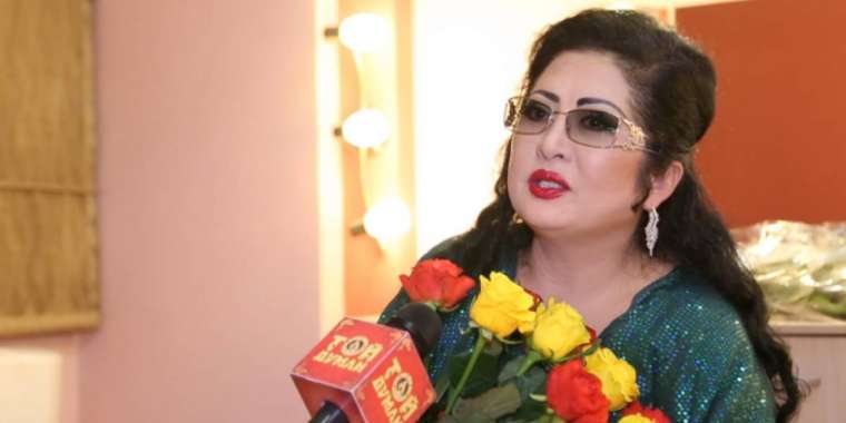 «Ұрлықшы сияқты болып тұрмын»: Мақпал Жүнісова өзін ыңғайсыз жағдайға қалдырғандарға ескерту жасады