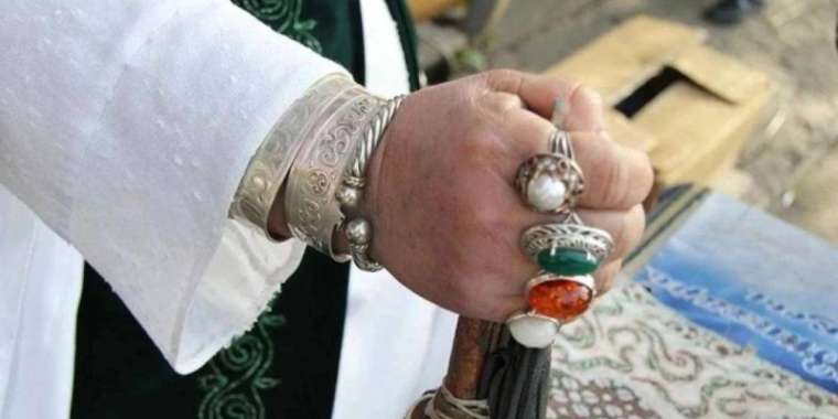 Ақтөбеде емші өз келушілеріне 100 млн теңге несие алғызған