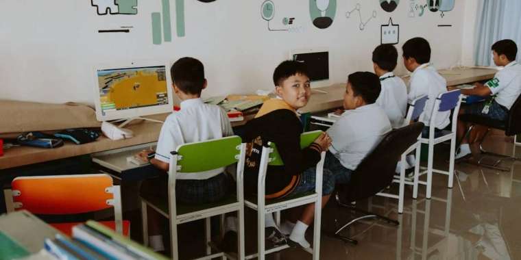 Қазақстандық балалардың 15% күн сайын жағымсыз контентке тап болады – зерттеу