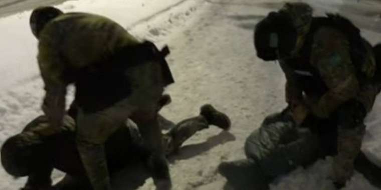 «10 млн теңге алып жатқанда ұсталды». Алматыда бопсалаушы блогер қолға түсті