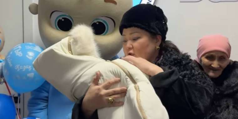 «Оттегімен демалды»: Роза Әлқожа немересін перзентханадан шығармай қойғанын айтты